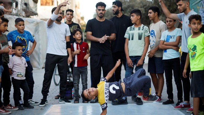 Anak-anak Palestina Berlatih Breakdance untuk Hilangkan Trauma A Palestinian boy performs breakdancing on the street in Nusseirat refugee camp in central Gaza Strip, October 14, 2022. REUTERS/Ibraheem Abu Mustafa TPX IMAGES OF THE DAY