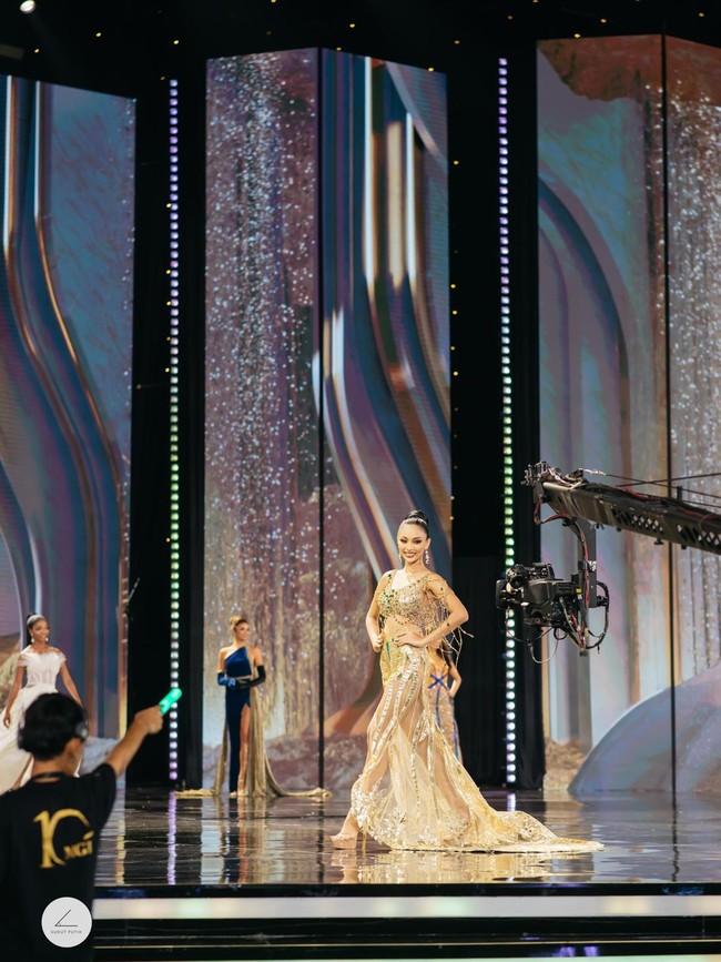 Gaun tersebut memiliki filosofi. Dalam pernyataan resmi sang desainer, baju tersebut diibaratkan seperti matahari yang selalu tulus memberikan sinarnya sepanjang hari di seluruh bumi tanpa mengharapkan apapun. Matahari menyinari seluruh makhluk bumi. Dan karena itu, setiap kreatur di bumi akan bertahan dengan hangatnya sebagai anugerah dan penghargaan yang berlimpah.” Foto: dok. Miss Grand International 2022
