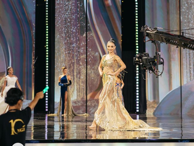 Inilah lenggak-lenggok Andina di panggung penjurian preliminary competition dengan gaun mewah rancangan dari Wiki Wu yang berkolaborasi dengan Leciel Design.Foto: dok. Miss Grand International 2022