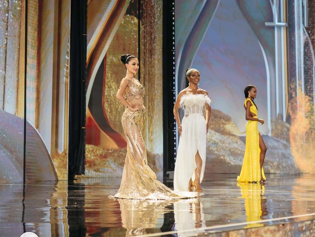 Penampilannya dipercantikan dengan riasan glamour dan rambut yang ditata cepol. Andina Julie merupakan pemenang Miss Grand Indonesia. Pada 2017, gadis 21 tahun itu merupakan purna Paskibraka Indonesia.Foto: dok. Miss Grand International 2022