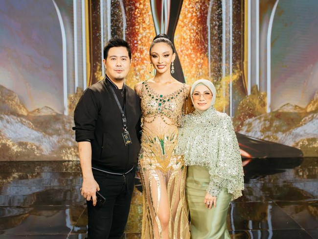 Gaun bernama Matahari tersebut didominasi warna emas. Bagian dadanya berpotongan seperti bra dengan rok yang menyapu lantai. Foto: dok. Miss Grand International 2022