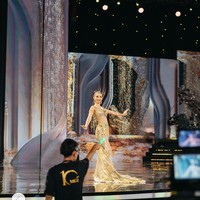 Andina Julie, wakil Indonesia di Miss Grand International 2022 mencuri perhatian saat penjurian preliminary competition. Andina tampil mengenakan gaun emas seksi.Foto: dok. Miss Grand International 2022