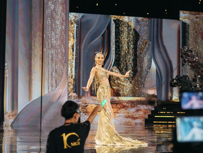 Andina Julie, wakil Indonesia di Miss Grand International 2022 mencuri perhatian saat penjurian preliminary competition. Andina tampil mengenakan gaun emas seksi.Foto: dok. Miss Grand International 2022