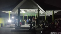Malam ini sebagian warga mengungsi di balai RW karena rumahnya rusak/Foto: Suparno/detikJatim