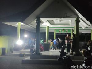 Warga 4 RT Ngungsi di Balai RW Mlaten Dampak Puting Beliung Sidoarjo