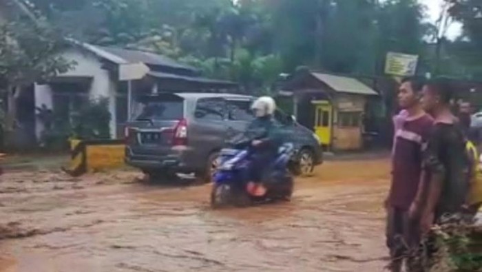 banjir lumpur di banyuwangi usai longsor di jalur gumitir