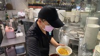 Untuk di gerai ION Orchard, Li Xin Teochew sistemnya self-service dan sistemnya pesan langsung bayar. Kalau mau makan di sini, harus siap antre sekitar satu jam lebih. Foto: detikFood
