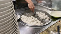 Meski antreannya selalu mengular, tapi penyajian makanannya cepat. Pembeli bisa pilih 6 jenis mie yang berbeda, yang paling laris ada mie keriting dan mie lebar.  Foto: detikFood