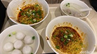 Harga makanannya pun terbilang murah untuk kisaran di Singapura karena porsinya bakso dan mienya juga tak pelit. Siapkan uang sekitar 7.20 SGD (Rp 80.000) - 12 SGD (Rp 131.000). Foto: detikFood