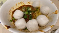 Disajikan dalam mangkuk terpisah, lauk utama saat makan mee pok tentu saja bakso ikannya. Di Li Xin ukuran bakso ikannya cukup besar, teksturnya kenyal, dan tidak amis. Foto: detikFood