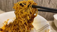 Pembeli bisa pilih 6 jenis mie yang berbeda, yang paling laris ada mie keriting dan mie lebar. Kalau mie keritingnya teksturnya kecil-kecil dan tidak terlalu lembek. Foto: detikFood