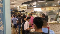 Gerai Li Xin Teochew Fishball Noodles ada di beberapa tempat, tetapi yang paling populer dan sering dikunjungi oleh Nagita Slavina ada di food court ION Orchard. Foto: detikFood