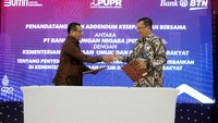 Direktur Distribution and Funding Bank BTN Jasmin bersama Kepala Biro Kepegawaian, Organisasi, dan Tata Laksana, Sekretariat Jenderal Kementerian Pekerjaan Umum dan Perumahan Rakyat (PUPR) Canka AS Putri disaksikan Direktur Utama Bank BTN Haru Koesmahargyo serta Sekretaris Jenderal Kementerian PUPR, Mohammad Zainal Fatah menandatangani Perjanjian Kerjasama (PKS) tentang Penyediaan Jasa Layanan Perbankan kepada Pegawai Kementerian PUPR di Jakarta.