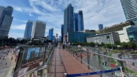 Menikmati pemandangan kota dengan gedung-gedung tinggi menjadi pengalaman tersendiri. Ini membuat peserta CFD senang. Foto: Syanti Mustika/detikcom
