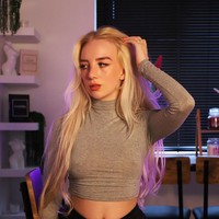 Hubungan Charlotte, Calum, dan Delilah pun jadi kontroversi di kalangan netizen. Tapi untuk menunjukkan keseriusan mereka, ketiganya telah mentato inisial pada tubuh masing-masing. Aku pikir kami perlu menunjukkan pada netizen bahwa kami serius mengenai keterlibatan Delilah, ungkap Charlotte. Foto: Instagram Charlotte Grey