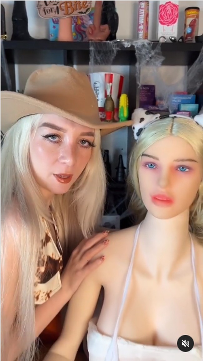 Charlotte mengaku sempat takut jika pacarnya akan lebih menyukai Delilah. Daripada bersaing, ia memilih untuk mencintai Delilah seperti pacarnya lalu memutuskan untuk melakukan berbagai prosedur kecantikan agar makin mirip dengan si boneka. Sejauh ini Charlotte telah mengeluarkan uang £ 10.000 atau Rp 176 juta.Foto: Instagram Charlotte Grey