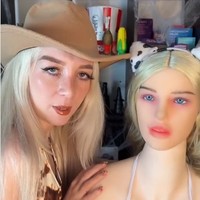 Charlotte mengaku sempat takut jika pacarnya akan lebih menyukai Delilah. Daripada bersaing, ia memilih untuk mencintai Delilah seperti pacarnya lalu memutuskan untuk melakukan berbagai prosedur kecantikan agar makin mirip dengan si boneka. Sejauh ini Charlotte telah mengeluarkan uang £ 10.000 atau Rp 176 juta.Foto: Instagram Charlotte Grey