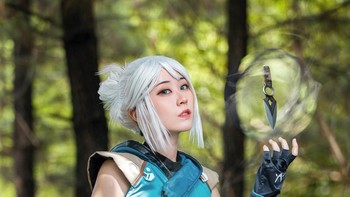 Masih di game Valorant, ini ketika Larissa cosplay Jett pada September 2022. Foto: (Larissa Rochefort).