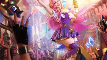 Gaya lain Larissa menjadi Seraphine League of Legends pada September 2022. Foto: (Larissa Rochefort).