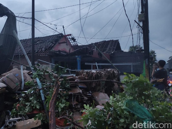 Dampak angin kencang di Dusun Mlaten, Sidokepung, Sidoarjo