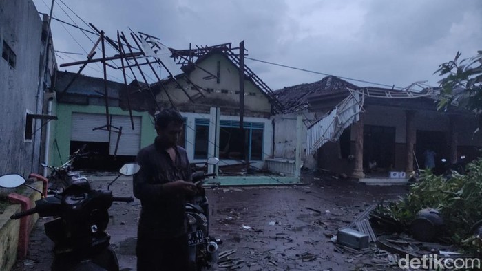 Dampak angin kencang di Dusun Mlaten, Sidokepung, Sidoarjo