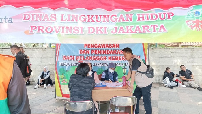DLH Jakarta Tindak 3 Orang Buang Sampah Sembarangan di CFD Bundaran HI (Paradisa/detikcom)