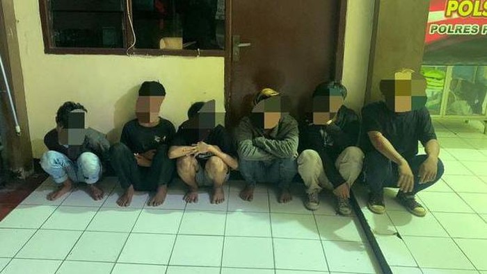 Enam terduga pelaku tawuran di Jembatan Suroboyo diamankan di Polsek Kenjeran