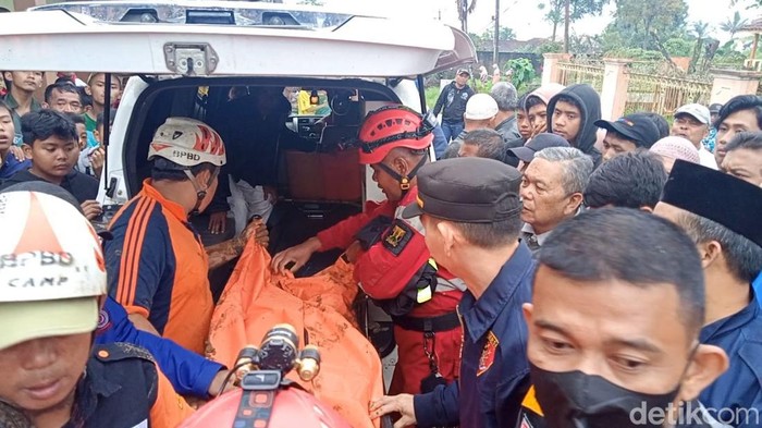 Evakuasi jasad korban longsor di Kecamatan Kadudampit, Kabupaten Sukabumi
