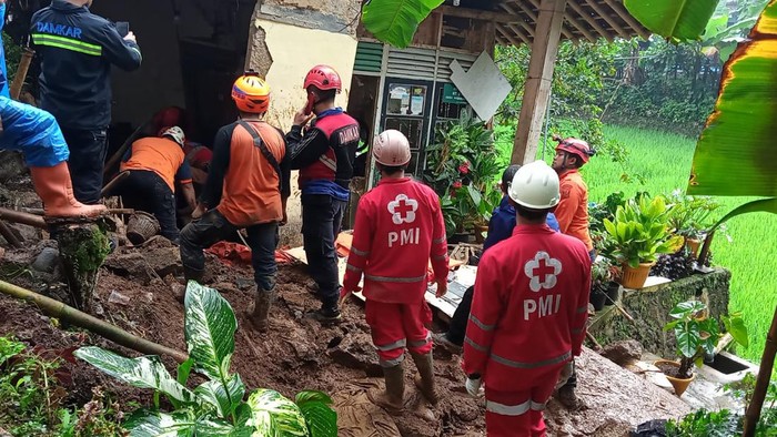 Evakuasi korban longsor di Kadudampit, Sukabumi