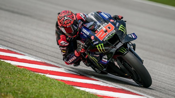 KUALA LUMPUR, MALAYSIA - OCTOBER 22: Fabio Quartararo of France and Monster Energy Yamaha MotoGP rides during the qualifying session of the MotoGP PETRONAS Grand Prix of Malaysia at Sepang Circuit on October 22, 2022 in Kuala Lumpur, Malaysia. (Photo by Steve Wobser/Getty Images)
