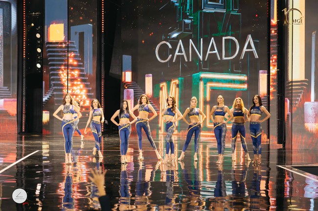 Pada saat kompetisi awal ini, 69 finalis Miss Grand International 2022 dinilai oleh para juri untuk penampilan dan kemampuan mereka di atas panggung. Para finalis tampil dengan gaun malam dan sportswear. Foto: Dok. Yayasan Dunia Mega Bintang