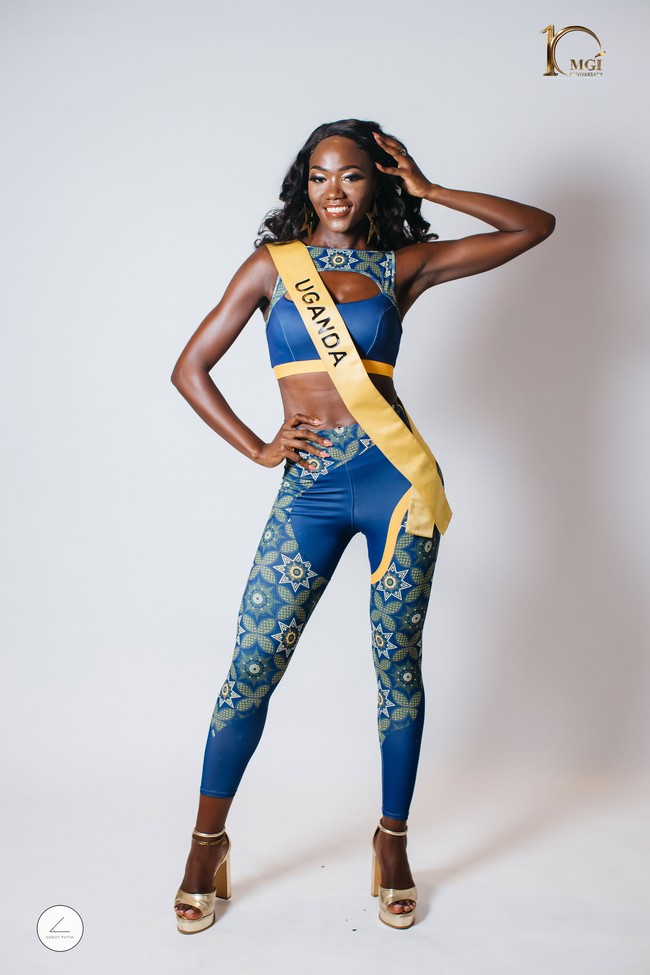 Lebih lanjut Ivan Gunawan menjelaskan detail sportswear yang dikenakan finalis Miss Grand International 2022 saat preliminary competition. Sportswear tersebut hadir dengan detail motif batik Kawung. Foto: Dok. Yayasan Dunia Mega Bintang