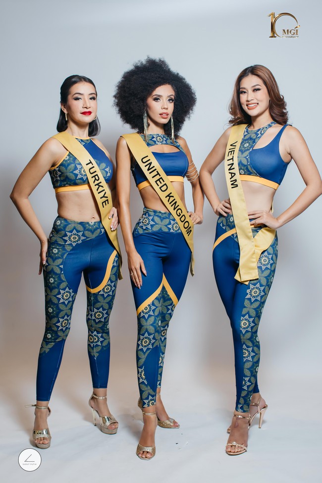 Sportswear yang dikenakan 69 finalis Miss Grand International 2022 di babak preliminary competition ini istimewa. Ivan Gunawan berkolaborasi dengan Iwan Tirta Prive dan Corenation dalam pembuatan baju sportswear. Foto: Dok. Yayasan Dunia Mega Bintang