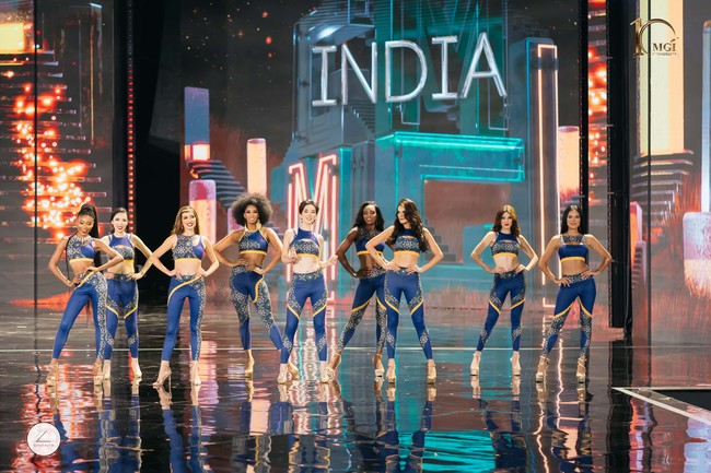 Menjelang malam final, para finalis Miss Grand International 2022 menjalani prelminary competition. Biasanya dalam sesi kompetisi ini mereka dinilai saat memakai kostum busana renang. Namun karena Miss Grand International 2022 di Indonesia, sesi busana renang diganti dengan sportswear. Foto: Dok. Yayasan Dunia Mega Bintang