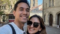 Keluarga Darius Sinathrya dan Donna Agnesia terkenal akan keromantisannya. Kedunya tampil mesra saat makan es krim bersama di Swiss. Foto: Instagram/darius_sinathrya