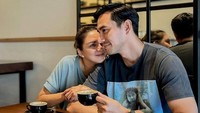 Kafe menjadi salah satu tempat favorit Darius dan Donna hangout. Minum kopi sambil berpelukan membuat keduanya seperti pasangan muda yang sedang jatuh cinta. Foto: Instagram/darius_sinathrya