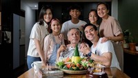 Selain keluarga kecilnya, Darius Sinathrya juga tak pernah melupakan orang tuanya. Sebuah tumpeng yang menjulang disajikan sebagai bentuk syukur saat ulang tahun ayahnya. Foto: Instagram/darius_sinathrya