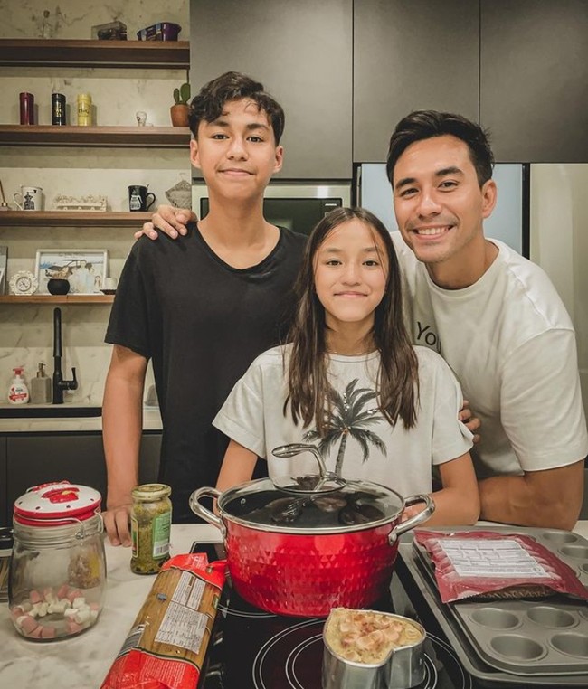 Di tengah kesibukannya sebagai aktor, presenter, dan bintang iklan, Darius Sinathrya selalu punya waktu untuk keluarga, terutama istri dan ketiga anaknya. Bersama Donna Agnesia, ia membesarkan Lionel, Diego, dan Queenesia. (Foto: Instagram/darius_sinathrya)