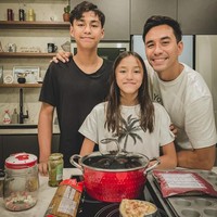 Di tengah kesibukannya sebagai aktor, presenter, dan bintang iklan, Darius Sinathrya selalu punya waktu untuk keluarga, terutama istri dan ketiga anaknya. Bersama Donna Agnesia, ia membesarkan Lionel, Diego, dan Queenesia. (Foto: Instagram/darius_sinathrya)