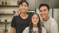 Bersama kedua anaknya, Darius Sinathrya banyak menghabiskan waktu di rumah. Ketiganya bahkan pamer momen belajar masak untuk dinikmati sebagai sajian makan malam. Foto: Instagram/darius_sinathrya
