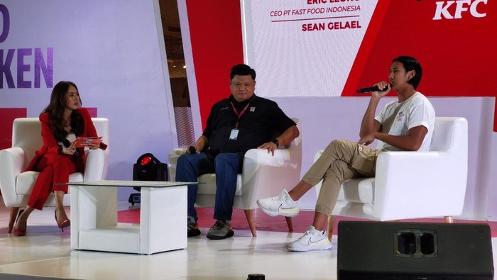 Gaya Pembalap Sean Gelael Saat Hadiri Ajang Apresiasi Kreatif