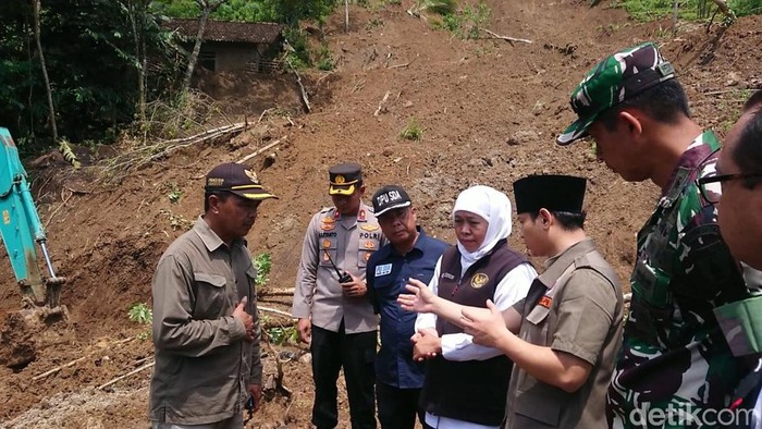 Gubernur Jatim Khofifah meninjau lokasi longsor di Trenggalek