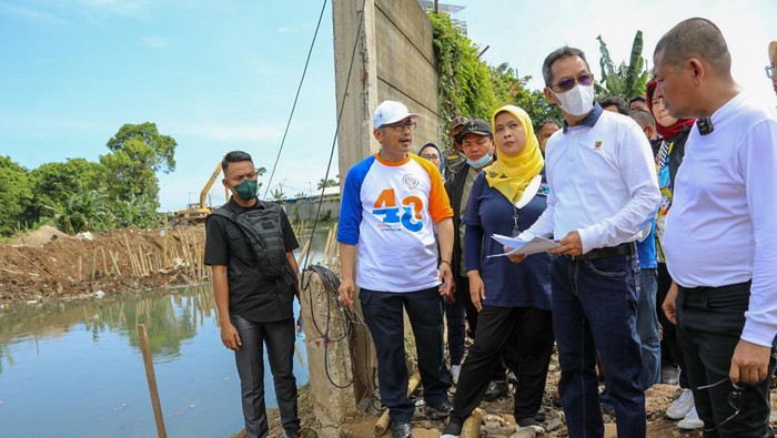 Penjabat (Pj) Gubernur DKI Jakarta Heru Budi Hartono meninjau progres pembangunan Tanggul Kali Semanan di Cengkareng, Jakarta Barat