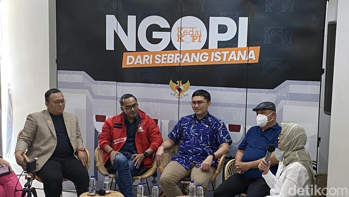Herzaky Mahendra (pakai baju batik biru) menghadiri acara diskusi KedaiKOPI