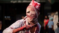 Zombie berlumuran darah yang berpakaian seperti perawat, prajurit Aztec, dan bahkan dengan gaun quinceanera berpartisipasi dalam parade.