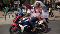 Warga berpakaian kostum zombie mengendarai motor saat berpartisipasi dalam Parade Zombie Walk.