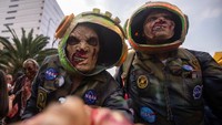 Pada awalnya, parade horor ini dibentuk di Sacramento, California, pada tahun 2001. Semenjak itu, Parade Zombie Walk menyebar ke kota-kota besar di Amerika, Eropa hingga Asia.