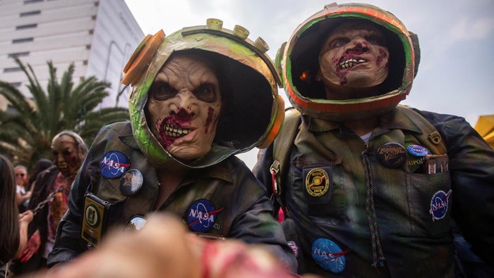 People dressed as zombies take part in the annual Zombie Walk in Mexico City, Mexico October 22, 2022. REUTERS/Quetzalli Nicte-Ha