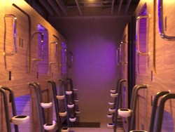 Hotel kapsul PassGO-Digital Airport Hotel terletak di lantai 2 Terminal Kedatangan Internasional, dengan menawarkan sebanyak 132 kapsul atau pod modern berlapis kayu dengan tipe Superior dan Premier. Setiap kapsul dilengkapi sejumlah fasilitas dan fitur menarik, di antaranya kartu akses, perlengkapan tidur berupa kasur, bantal, dan selimut berkualitas tinggi. Foto: PT Angkasa Pura I