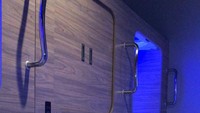 Kemudian ada fasilitas TV kabel, tempat penyimpanan tas, sistem ventilasi udara, layanan internet nirkabel (Wi-Fi) berkecepatan tinggi, dua port USB charging, lampu yang dapat berubah warnanya sesuai suasana, cermin, lampu baca, serta headphone. Para tamu juga dimanjakan fasilitas loker pribadi dan kamar mandi terpisah untuk laki-laki dan perempuan yang dilengkapi air panas dan air dingin. Foto: PT Angkasa Pura I